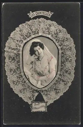 AK Les Dentelles, Point D`Angleterre, Portrait einer Frau in Spitzenrahmen