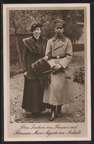 AK Prinz Joachim von Preussen in Uniform und Prinzessin Maria Auguste von Anhalt mit Hut