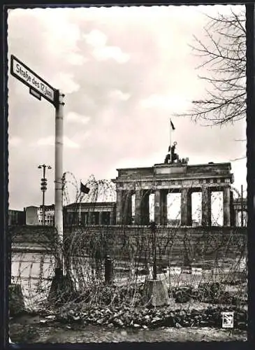 AK Berlin, Brandenburger Tor, Strasse des 17. Juni mit Stacheldraht
