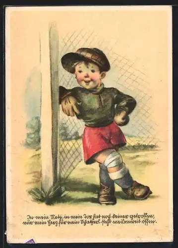 AK Kind in Torwart-Montur lehnt lässig am Pfosten