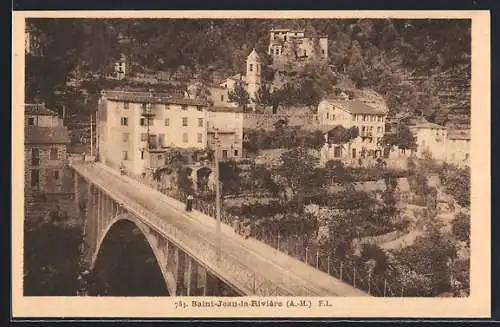AK Saint-Jean-la-Rivière, Vue sur le pont et les maisons entourées de collines verdoyantes