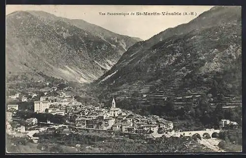 AK Saint-Martin-Vésubie, Vue panoramique du village dans la vallée alpine