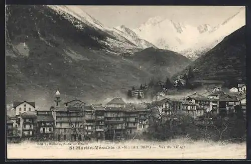 AK Saint-Martin-Vésubie, Vue du village avec montagnes enneigées en arrière-plan