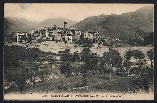 AK Saint-Martin-Vésubie, Vue du village pittoresque et pont en pierre