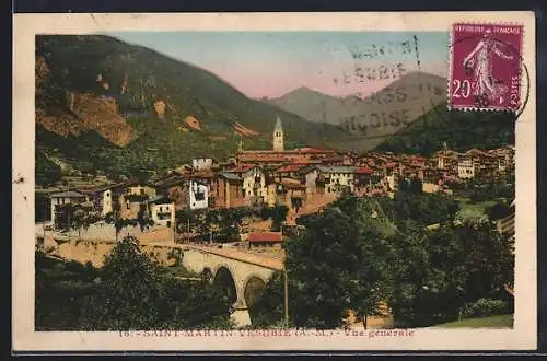 AK Saint-Martin-Vésubie, Vue générale du village avec pont et montagnes en arrière-plan