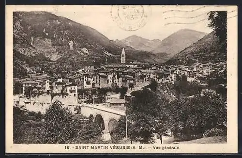 AK Saint-Martin Vésubie, Vue générale du village avec pont et montagnes en arrière-plan