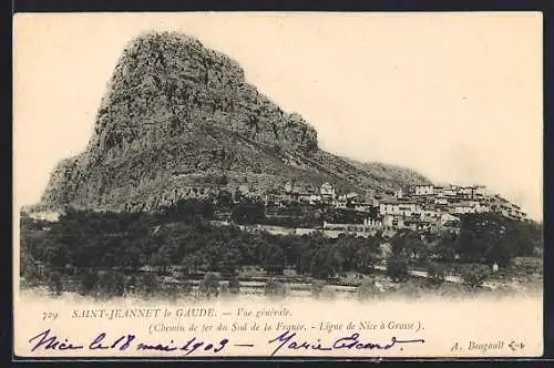 AK Saint-Jeannet la Gaude, Vue générale du village avec le rocher imposant en arrière-plan