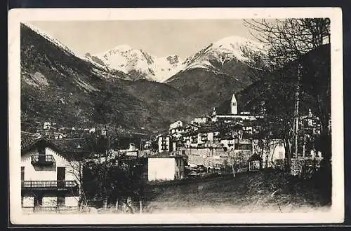 AK Vievola, Vue du village avec montagnes enneigées en arrière-plan