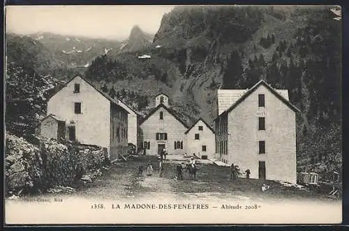 AK La Madone-des-Fenêtres, Vue des bâtiments entourés de montagnes majestueuses