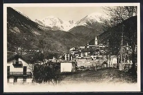AK Saint-Martin-Vésubie, Vue générale du village avec montagnes enneigées en arrière-plan