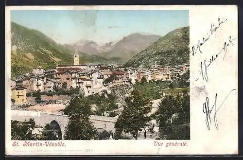 AK Saint-Martin-Vésubie, Vue générale du village et du pont en paysage montagneux