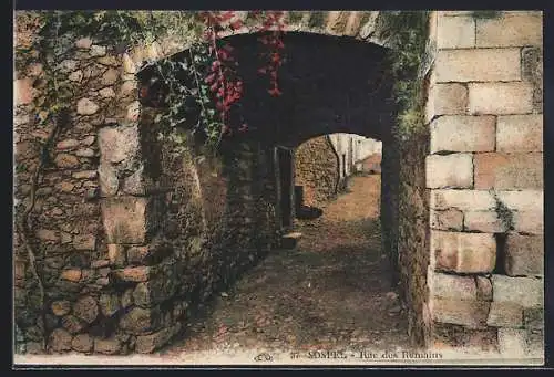 AK Sospel, Rue des Romains avec arcades et pavés anciens