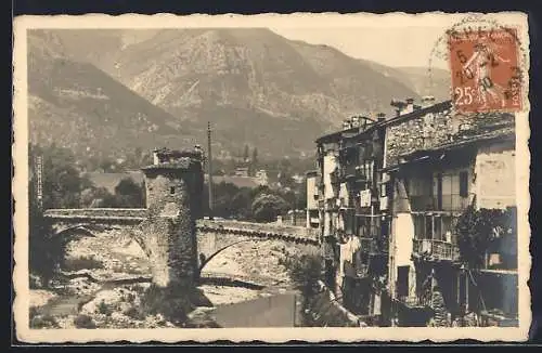 AK Sospel, Pont Vieux et maisons au bord de la rivière avec montagnes en arrière-plan