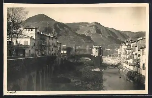 AK Sospel, Vue du pont médiéval et des maisons le long de la rivière