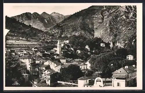AK Moulinet, Vue générale du village entouré de montagnes majestueuses