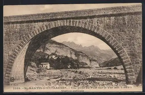 AK Saint-Martin-d`Entraunes, Vue prise du Pont sur le Var (alt. 1.053m) Station estivale