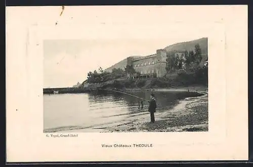 AK Théoule, Vieux Châteaux avec pêcheur sur la plage