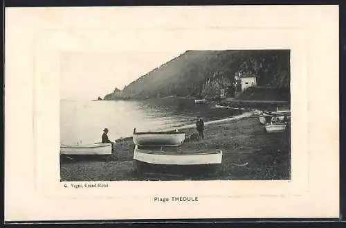 AK Théoule-sur-Mer, Plage avec bateaux et falaises en arrière-plan
