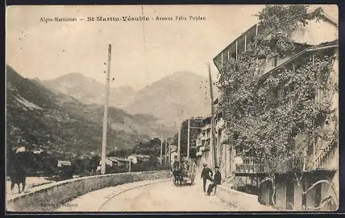 AK Saint-Martin-Vésubie, Avenue Félix Faure avec calèche et montagnes en arrière-plan