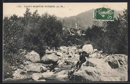 AK Saint-Martin-Vésubie, Vue sur le village et rivière avec montagnes en arrière-plan