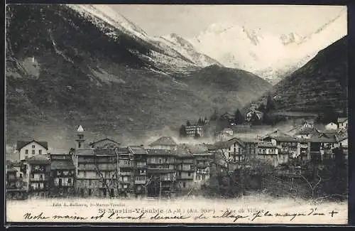 AK Saint-Martin-Vésubie, Vue du village entouré de montagnes enneigées