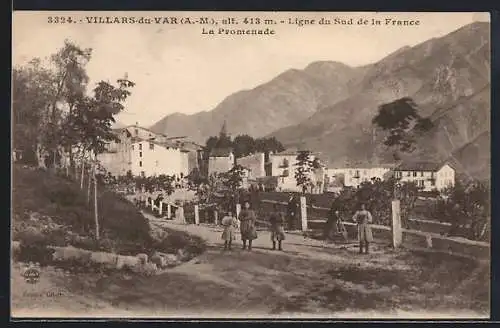 AK Villars-du-Var, La Promenade avec vue sur les montagnes et les maisons adjacentes