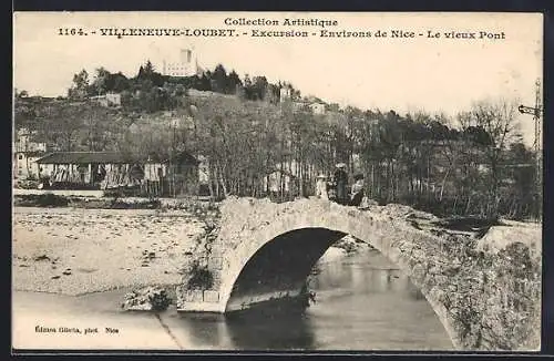AK Villeneuve-Loubet, Le vieux pont et vue sur le château en arrière-plan