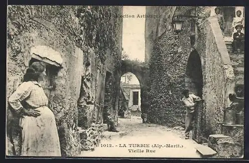 AK La Turbie, Vieille Rue animée avec habitants
