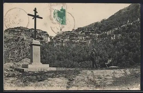 AK Saorge, vue générale avec croix et montagnes des Alpes-Maritimes