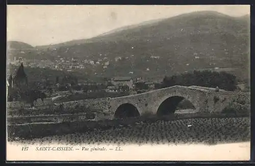 AK Saint-Cassien, Vue générale avec pont en pierre et paysage montagneux en arrière-plan