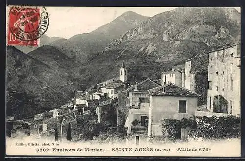 AK Sainte-Agnès, Vue du village à 670 m d`altitude avec montagnes en arrière-plan
