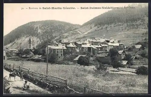 AK Saint-Dalmas-Valdeblore, Vue du village entouré de collines boisées et chemin rural