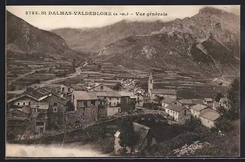 AK Saint-Dalmas-Valdeblore, Vue générale du village et des montagnes environnantes