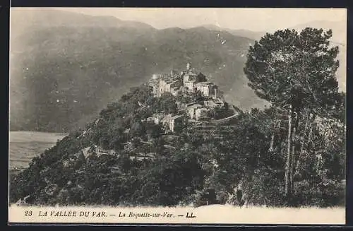 AK La Roquette-sur-Var, Vue du village perché dans la vallée du Var