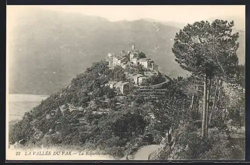 AK La Roquette-sur-Var, Vue du village perché dans la vallée du Var