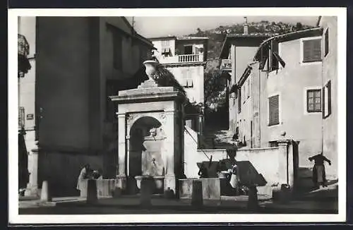 AK La Turbie, La Fontaine (Source captée par les Romains)