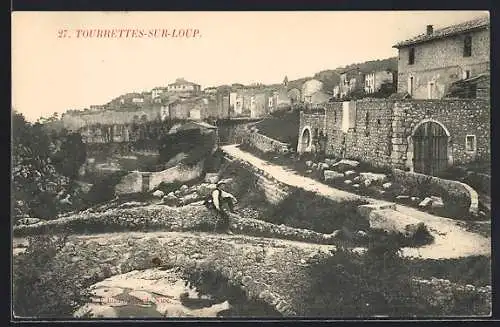 AK Tourrettes-sur-Loup, Vue du village avec pont en pierre et chemin sinueux