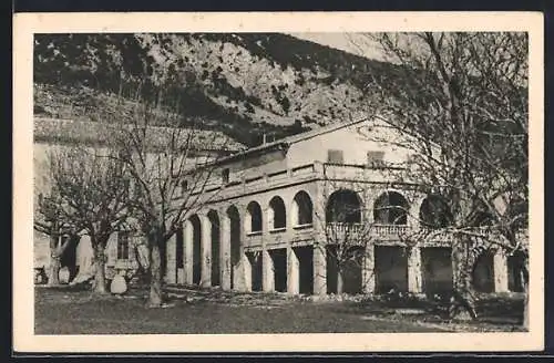 AK Tourrettes-sur-Loup, Les Courmettes avec vue sur le bâtiment et les montagnes en arrière-plan