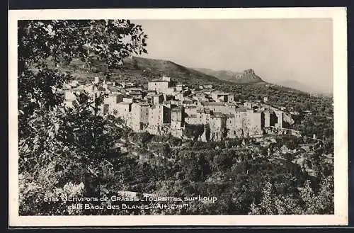 AK Tourrettes-sur-Loup, Vue sur le village et le Baou des Blancs à 679 m d`altitude