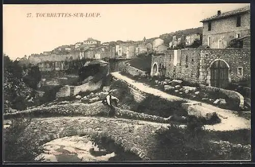 AK Tourrettes-sur-Loup, Vue du village avec pont en pierre et maisons en pierre