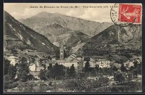 AK Saint-Étienne-de-Tinée, Vue générale du village et des montagnes environnantes