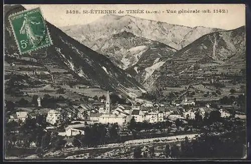 AK Saint-Étienne-de-Tinée, Vue générale des montagnes et du village à 1142 m d`altitude