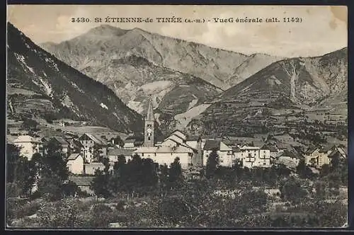 AK Saint-Étienne-de-Tinée, Vue générale des montagnes et du village (alt. 1142)