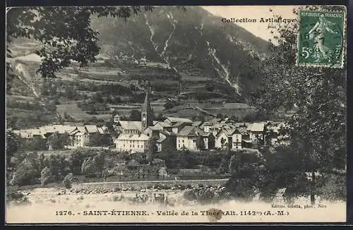 AK Saint-Étienne, Vallée de la Tinée, vue du village entouré de montagnes