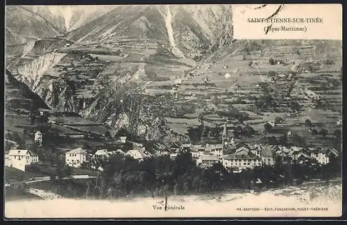 AK Saint-Étienne-de-Tinée, Vue générale du village et des montagnes environnantes