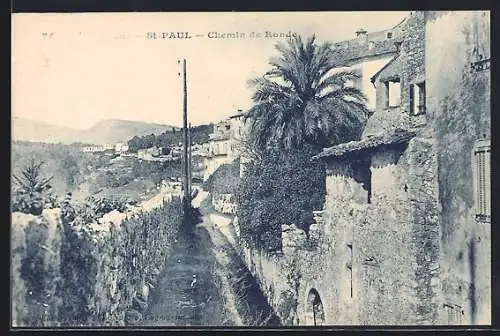 AK Saint-Paul, Chemin de Ronde avec vue sur les maisons en pierre et palmiers
