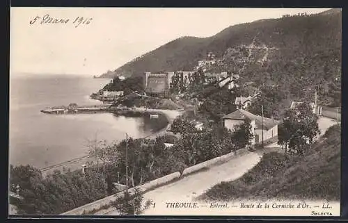 AK Théoule-sur-Mer, Route de la Corniche d`Or avec vue sur la côte et les collines de l`Estérel