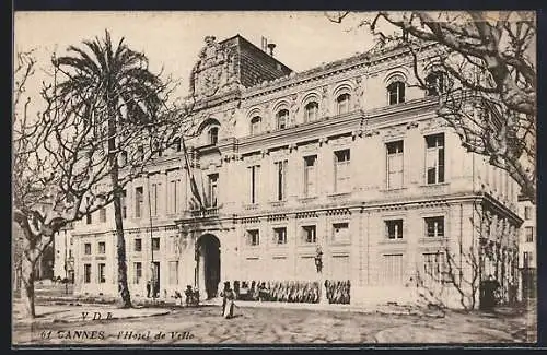 AK Cannes, Hôtel de Ville et palmiers devant la facade