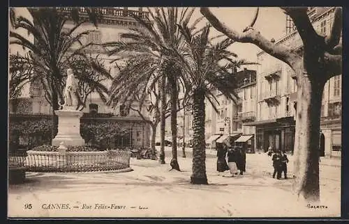 AK Cannes, Rue Félix-Faure avec statue et palmiers