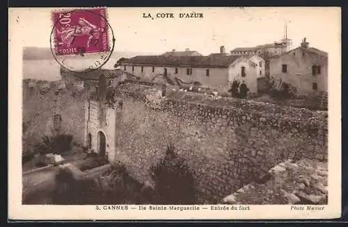 AK Cannes, Entrée du fort sur l`île Sainte-Marguerite